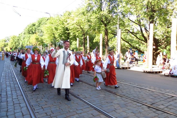 XXV Vispārējo latviešu Dziesmu un XV Deju svētku gājiens - atrodi savu kolektīvu. 100391