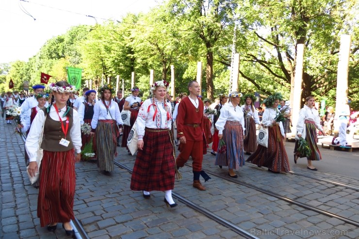 XXV Vispārējo latviešu Dziesmu un XV Deju svētku gājiens - atrodi savu kolektīvu. 100393