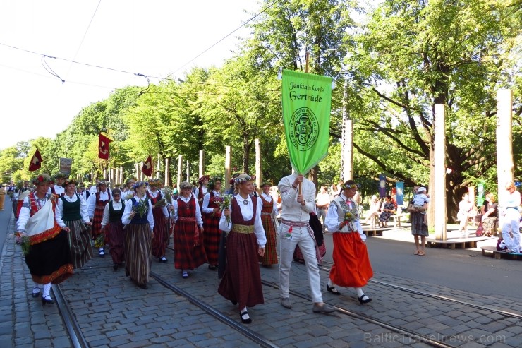 XXV Vispārējo latviešu Dziesmu un XV Deju svētku gājiens - atrodi savu kolektīvu. 100394