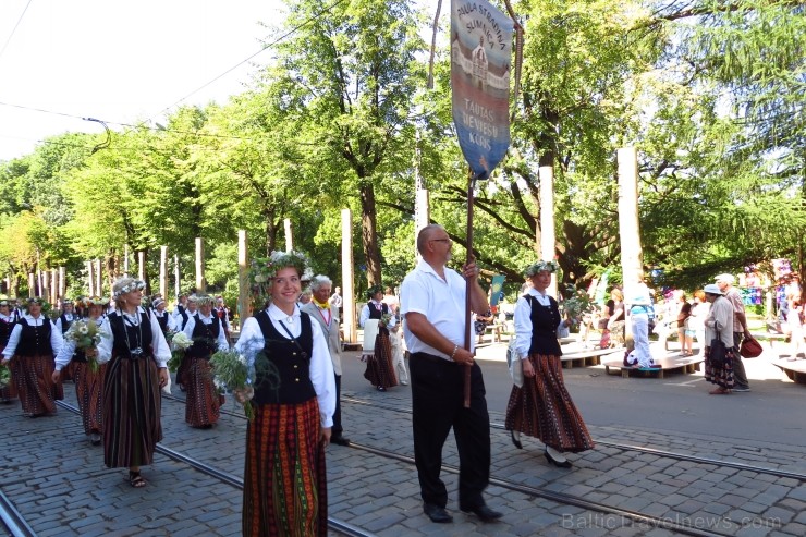 XXV Vispārējo latviešu Dziesmu un XV Deju svētku gājiens - atrodi savu kolektīvu. 100396