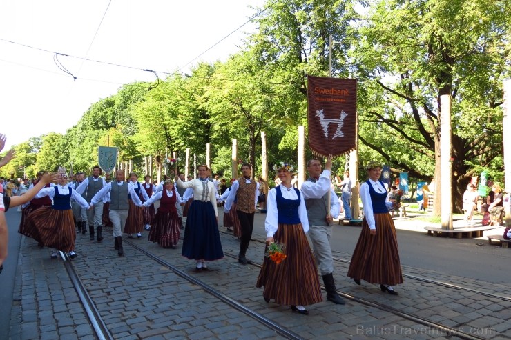 XXV Vispārējo latviešu Dziesmu un XV Deju svētku gājiens - atrodi savu kolektīvu. 100398