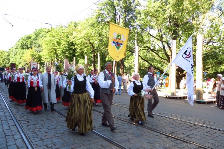 XXV Vispārējo latviešu Dziesmu un XV Deju svētku gājiens - atrodi savu kolektīvu. 100404