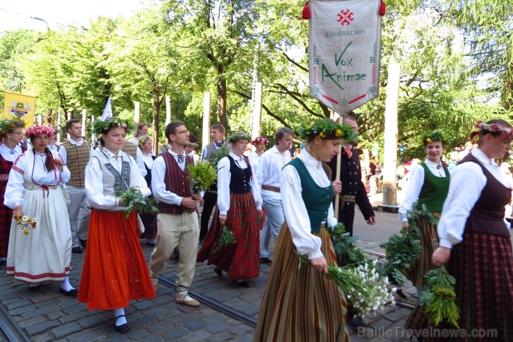 XXV Vispārējo latviešu Dziesmu un XV Deju svētku gājiens - atrodi savu kolektīvu. 100405