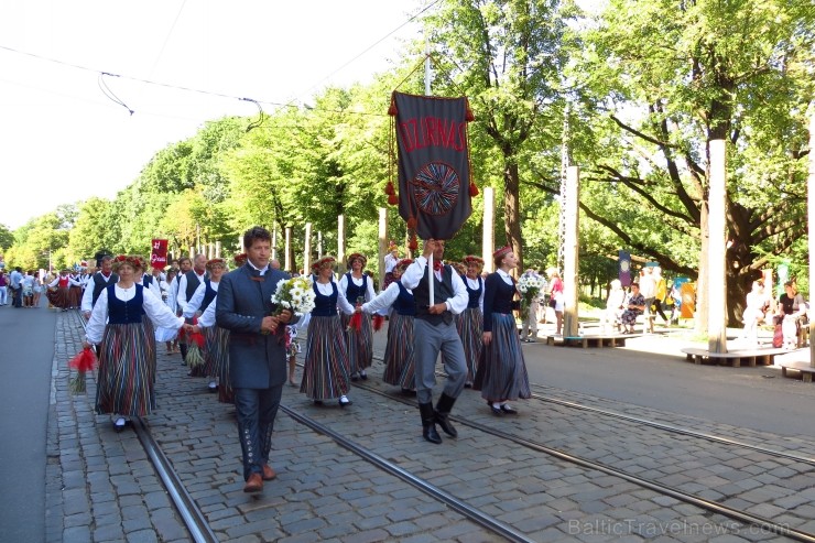 XXV Vispārējo latviešu Dziesmu un XV Deju svētku gājiens - atrodi savu kolektīvu. 100407