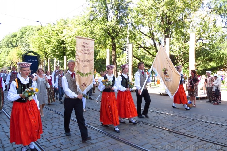 XXV Vispārējo latviešu Dziesmu un XV Deju svētku gājiens - atrodi savu kolektīvu. 100409