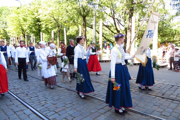 XXV Vispārējo latviešu Dziesmu un XV Deju svētku gājiens - atrodi savu kolektīvu. 100411