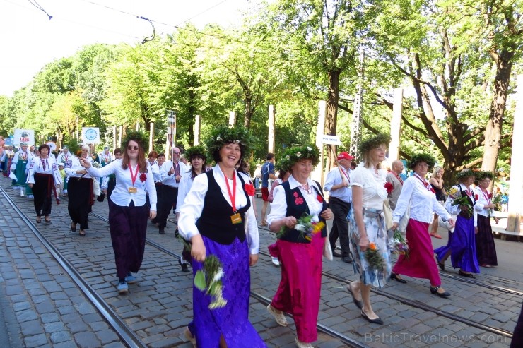 XXV Vispārējo latviešu Dziesmu un XV Deju svētku gājiens - atrodi savu kolektīvu. 100414