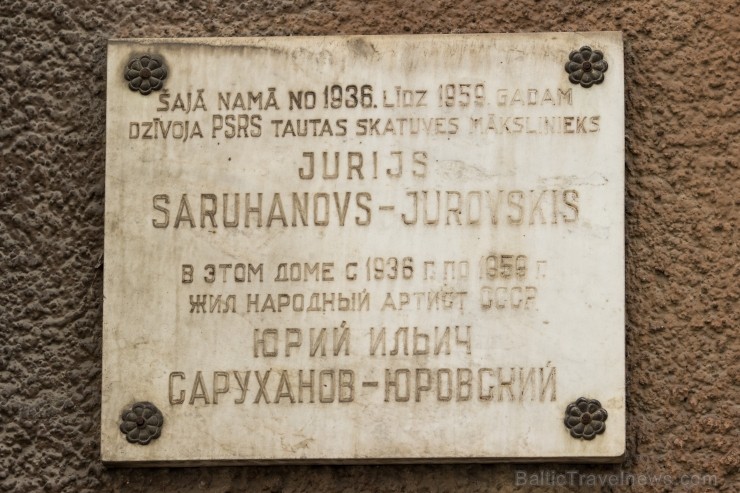 Vīlandes iela 4 - Īres nams celts 1908. gadā, arhitekts Konstantīns Pēkšēns. Ēka celta racionāli lietišķās jūgendstila formās. Tās fasādei ir simetris 100710