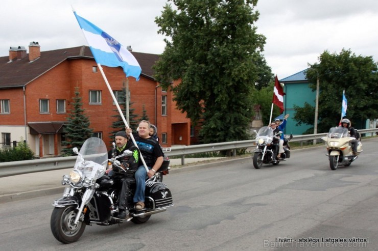 Svētku rītā pilsētu modina motoru rūkoņa. Motociklistu, velosipēdistu un autobraucēju parāde Līvānu pilsētas ielās. 100986