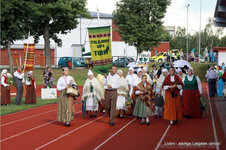 Svētku gājiens ar dažādu pašdarbības un darba kolektīvu piedalīšanos. 100992