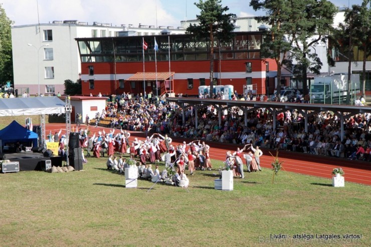 Dziesmu svētku kolektīvu deju lielkoncetrs skolu stadionā. 100994