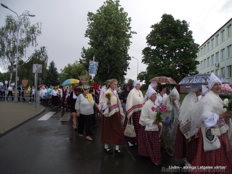 Pašdarbnieki svētku gājienā. 101003