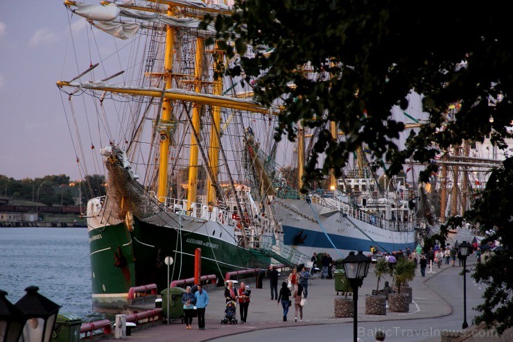 Starptautiskās burukuģu un jahtu regates The Tall Ships Races 2013 dalībnieki pirms došanās uz Rīgu ieradās Ventspilī, kur tos varēja apskatīt Ostas i 101346