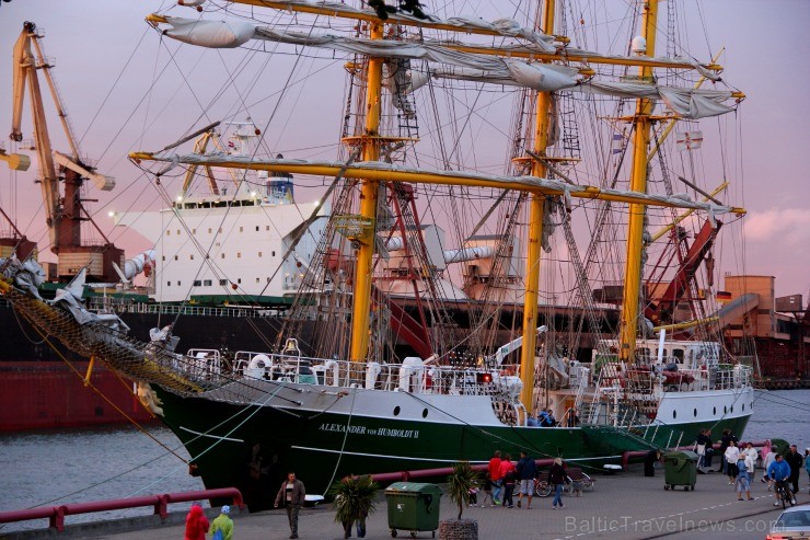 Starptautiskās burukuģu un jahtu regates The Tall Ships Races 2013 dalībnieki pirms došanās uz Rīgu ieradās Ventspilī, kur tos varēja apskatīt Ostas i 101348