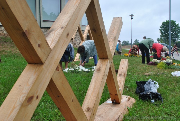 Līvānu pilsētas svētku ietvaros iedzīvotāji izveidojuši krāsainus ornamentus no ziediem. Foto: www.livani.lv 101403