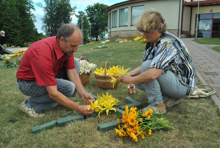 Līvānu pilsētas svētku ietvaros iedzīvotāji izveidojuši krāsainus ornamentus no ziediem. Foto: www.livani.lv 101413