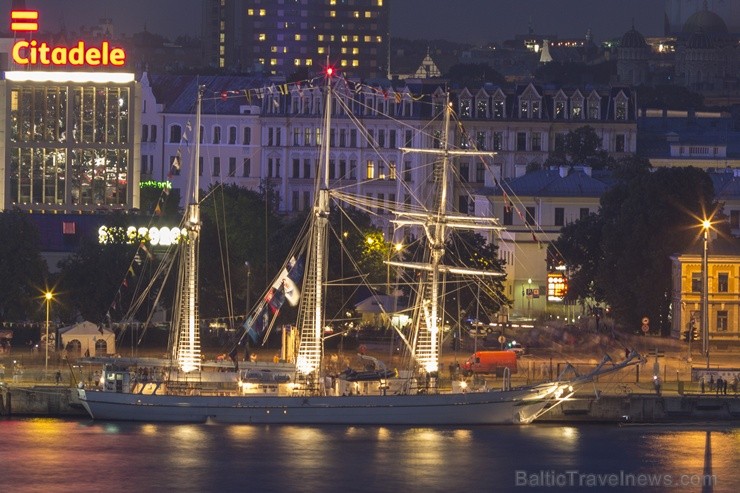 Arī nakts laikā skatītājiem liela interese par starptautiskās mācību burukuģu un jahtu regates The Tall Ships Races 2013 burukuģiem 101648