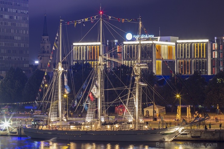 Arī nakts laikā skatītājiem liela interese par starptautiskās mācību burukuģu un jahtu regates The Tall Ships Races 2013 burukuģiem 101656