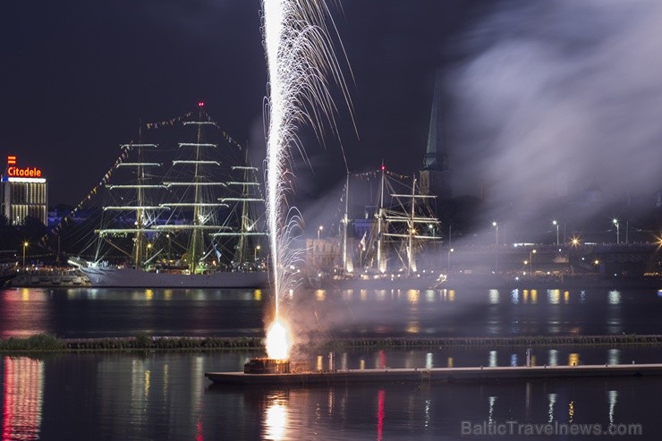 Rīga uzsauc par godu regatei «The Tall Ships Races 2013» grandiozu salūtu 101696