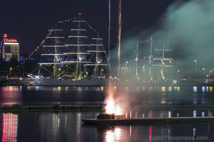 Rīga uzsauc par godu regatei «The Tall Ships Races 2013» grandiozu salūtu 101697