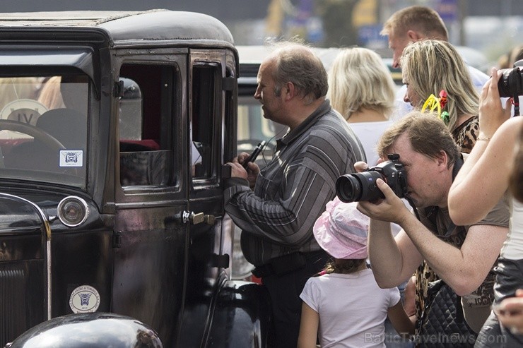 Norisinājies ikgadējais klasisko spēkratu pasākums Retromance 2013 101960