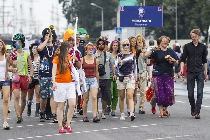 Starptautiskās regates komandu parāde pārsteidz rīdziniekus ar savu dažādību 102039