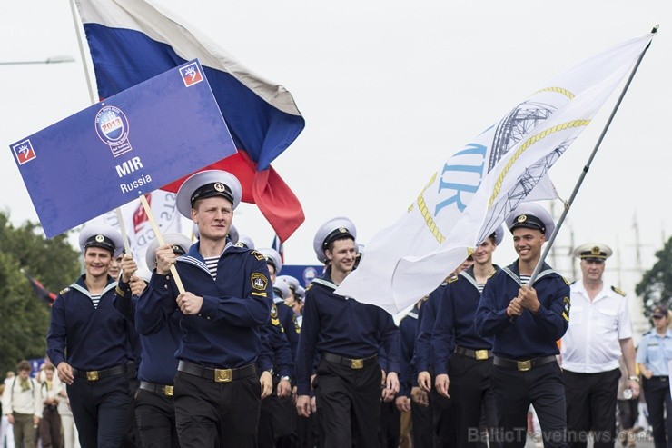 Starptautiskās regates komandu parāde pārsteidz rīdziniekus ar savu dažādību 102055