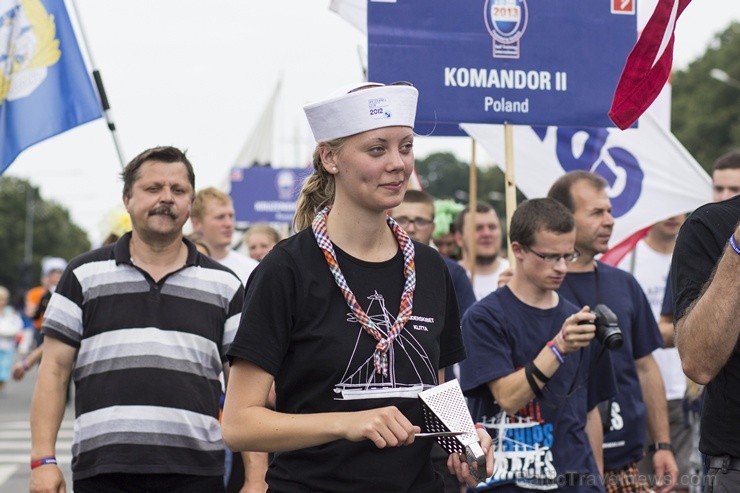 Starptautiskās regates komandu parāde pārsteidz rīdziniekus ar savu dažādību 102077