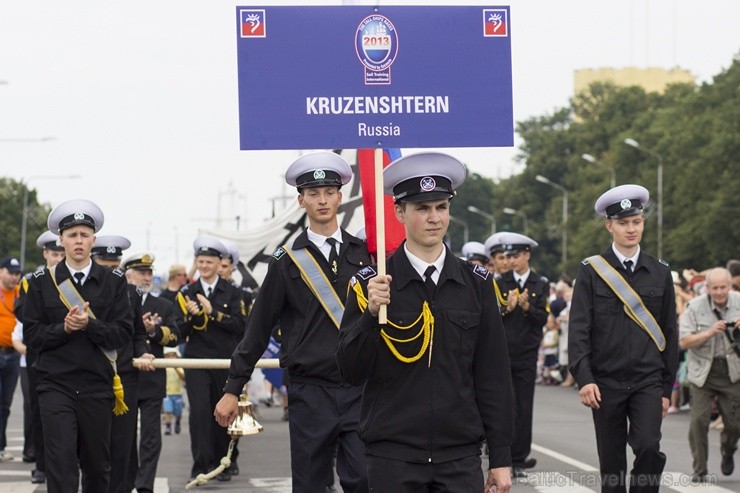 Starptautiskās regates komandu parāde pārsteidz rīdziniekus ar savu dažādību 102078