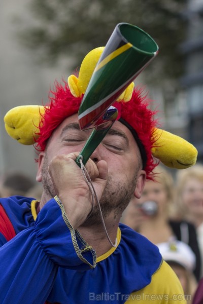 Starptautiskās regates komandu parāde pārsteidz rīdziniekus ar savu dažādību 102091