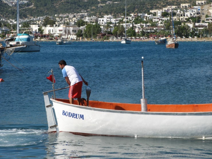 Egejas jūra ir pievilcīga, pie viesnīcām un speciālās peldvietās var tajā brīvi peldēties, zivju un citu jūras iemītnieku bagātība svaiga nonāk vietēj 102301