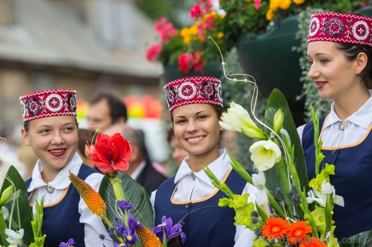 Ar svētku gājienu atklāti Limbažu pilsētas svētki 102321