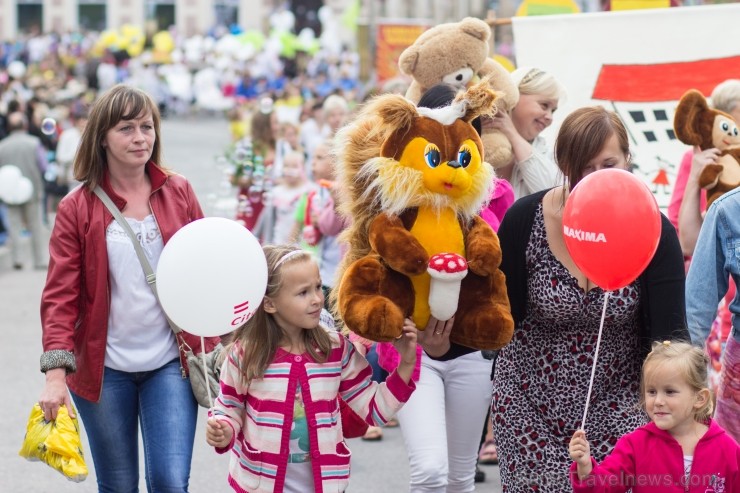 Ar svētku gājienu atklāti Limbažu pilsētas svētki 102336