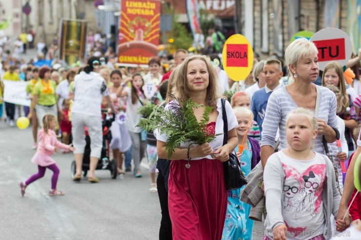 Ar svētku gājienu atklāti Limbažu pilsētas svētki 102358