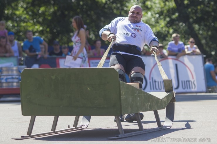 Limbažos noskaidroti Latvijas stiprākie vīri 102460