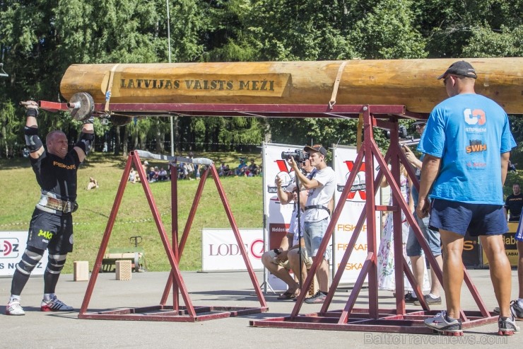 Limbažos noskaidroti Latvijas stiprākie vīri 102467