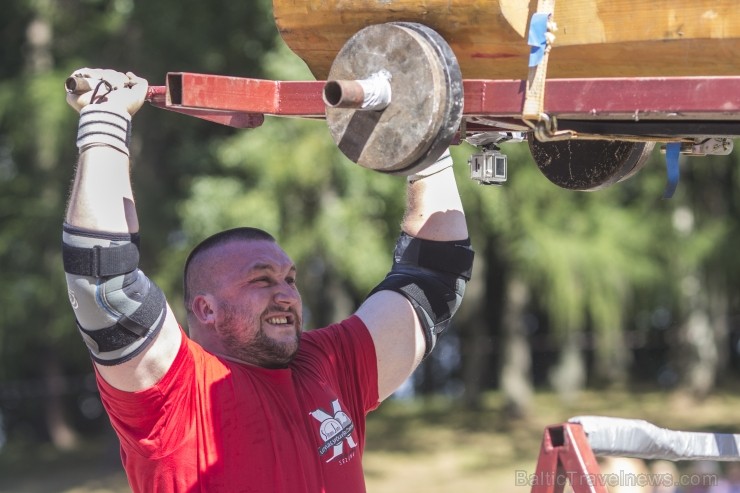 Limbažos noskaidroti Latvijas stiprākie vīri 102474