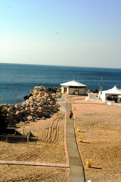 Pludmale ar smalkajām, dzeltenajām smiltīm stiepjas 3,5 km garumā, bet tās platums vietām sasnedz 100 m. Foto sponsors: www.novatours.lv 102851