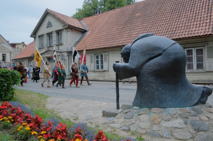 2013. gada 10. augustā Cēsu pilī atgriezās viduslaiki. Visas dienas garumā pils apmeklētājus priecēja viduslaiku mūzika un dejas, bruņinieku un lokšāv 102926