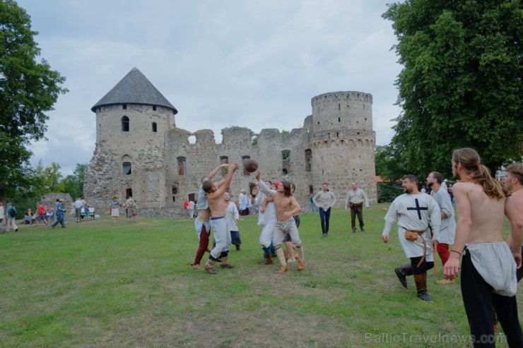 2013. gada 10. augustā Cēsu pilī atgriezās viduslaiki. Visas dienas garumā pils apmeklētājus priecēja viduslaiku mūzika un dejas, bruņinieku un lokšāv 102931