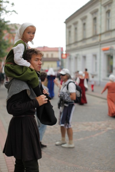 2013. gada 10. augustā Cēsu pilī atgriezās viduslaiki. Visas dienas garumā pils apmeklētājus priecēja viduslaiku mūzika un dejas, bruņinieku un lokšāv 102955