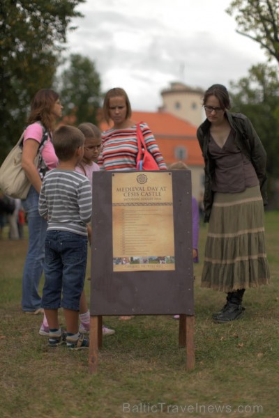 2013. gada 10. augustā Cēsu pilī atgriezās viduslaiki. Visas dienas garumā pils apmeklētājus priecēja viduslaiku mūzika un dejas, bruņinieku un lokšāv 102961