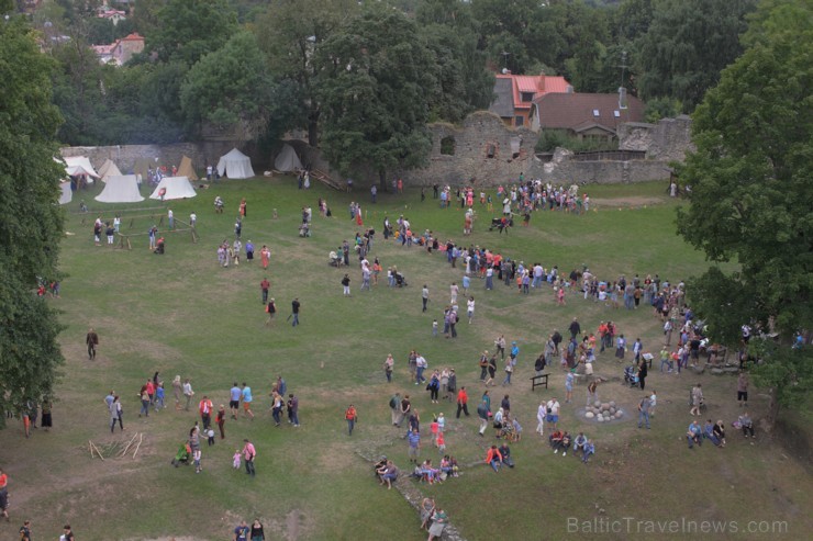 2013. gada 10. augustā Cēsu pilī atgriezās viduslaiki. Visas dienas garumā pils apmeklētājus priecēja viduslaiku mūzika un dejas, bruņinieku un lokšāv 102965