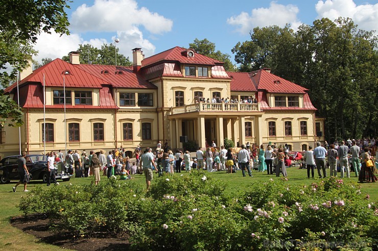 Svētdien, 2013. gada 11. augustā, Dikļu pils parkā jau ceturto reizi norisinājās Dārza svētki, kas vienlaikus bija arī 10 gadu jubilejas svinības pēc  103004