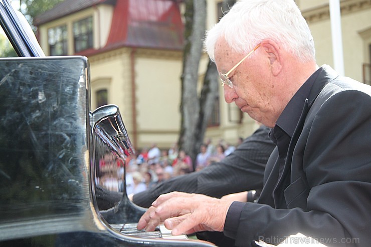 Muzikāla izrāde visai ģimenei Spēles šūpolēs ar Raimonda Paula mūziku un pašu Maestro pie klavierēm - www.Diklupils.lv 103046