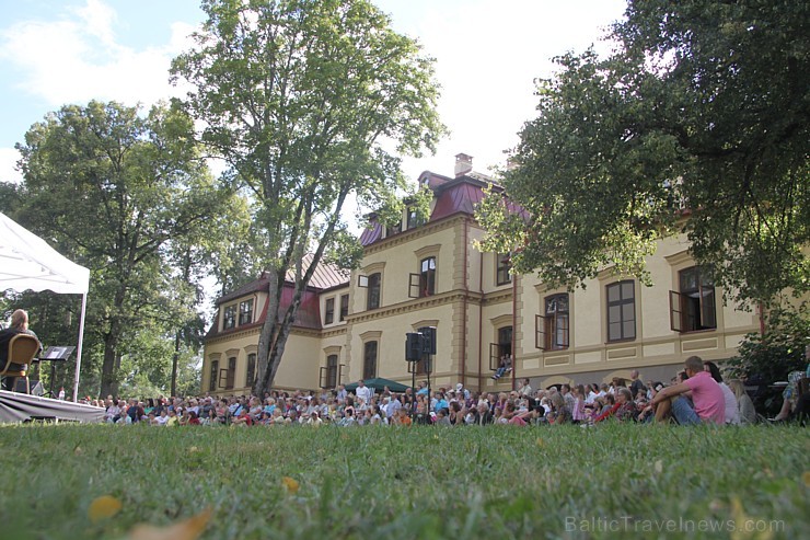 Dikļu pils parkā jau ceturto reizi norisinājās Dārza svētki, kas vienlaikus bija arī 10 gadu jubilejas svinības pēc pils rekonstrukcijas - www.Diklupi 103063