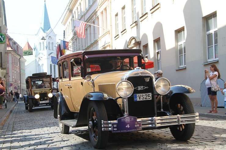 17.08.2013 Rīgas svētku ietvaros norisinājās gada lielākais seno spēkratu salidojums «Rīga Retro 2013». Foto sponsors: www.grandpalaceriga.com 103435