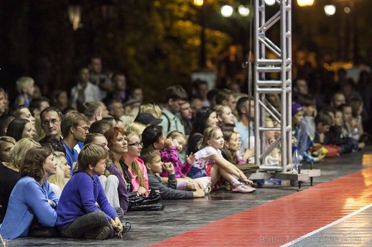 Diennakts basketbola turnīru visas diennakts laikā apmeklēja vairāki tūkstoši skatītāju, arī tumšajā dienakts laikā līdzjutēji turpināja atbalstīt spē 103829