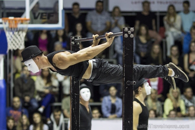 Pa basketbola turnīra pauzēm arī ielu vingrotāji demonstrēja savas spēka iespējas 103830