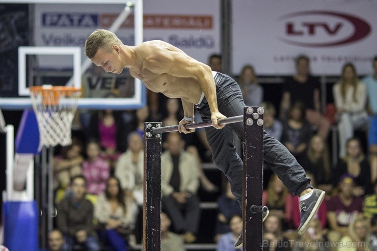 Pa basketbola turnīra pauzēm arī ielu vingrotāji demonstrēja savas spēka iespējas 103832